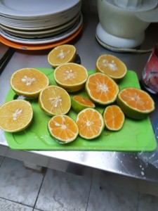 Lite skillnad mot apelsinerna hemma som knappt innehåller någon c-vitamin pga att de är plockade omogna!